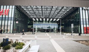 Modernus biuro pastatas su oro kondicionavimo sistema